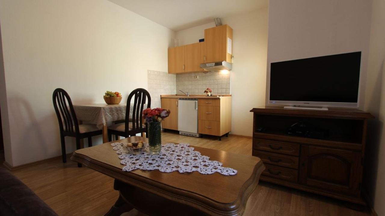 Apartments Grzetic Malinska Esterno foto